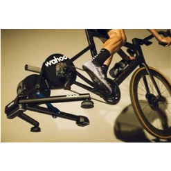 Stages Cycling Home Trainer Wahoo KICKR V5 SMART Power Trainer 11 Stages Cycling Home Trainer Wahoo KICKR V5 SMART Power Trainer -VTT Soldes Magasin HomeTrainerWahooKICKRSMARTPowerTrainer3